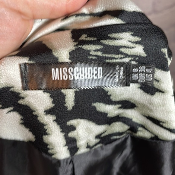 Missguided oversized abstract satin zebra print blazer - Picture 8 of 10